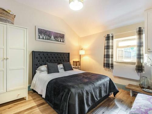 a bedroom with a large bed and a window at 2 Bed in Bethesda 86740 in Llanddeiniolen