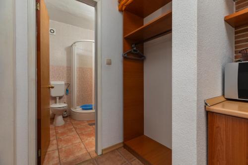 łazienka z toaletą i drzwiami prowadzącymi do łazienki w obiekcie Apartments with a parking space Podaca, Makarska - 6050 w mieście Podaca