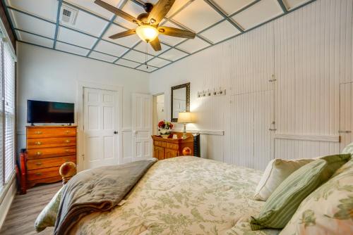 เตียงในห้องที่ Quaint Mt Vernon Cottage Near Historic Dtwn!