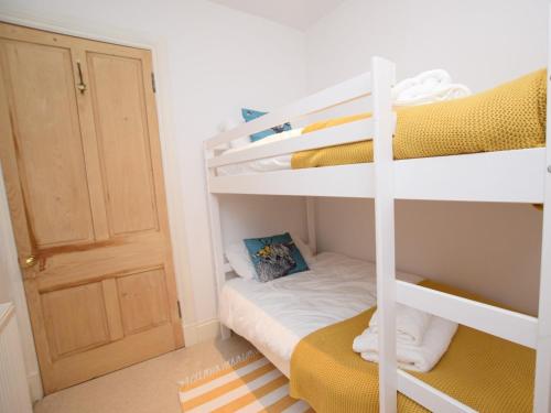 um quarto com 2 beliches e uma porta em 2 Bed in Cove 87473 em Cove