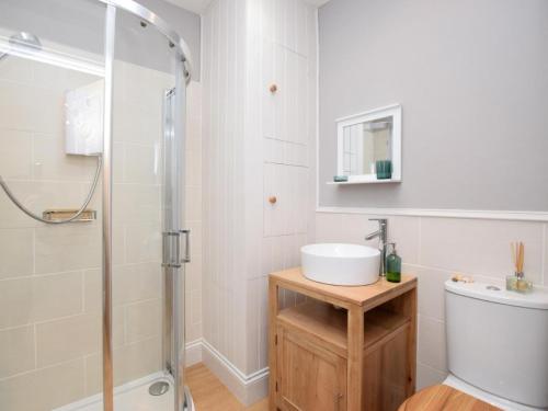 uma casa de banho com um lavatório e um chuveiro em 2 Bed in Cove 87473 em Cove