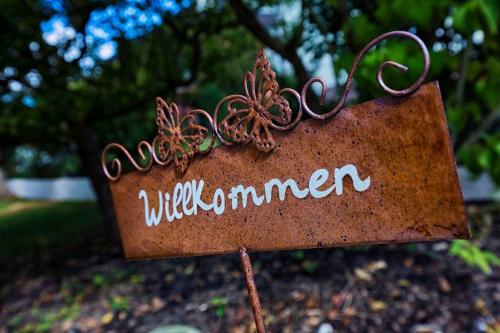 a rusty sign with the name of a garden at Große Ferienwohnung in Mensfelden mit Grill, Terrasse und Garten in Hünfelden