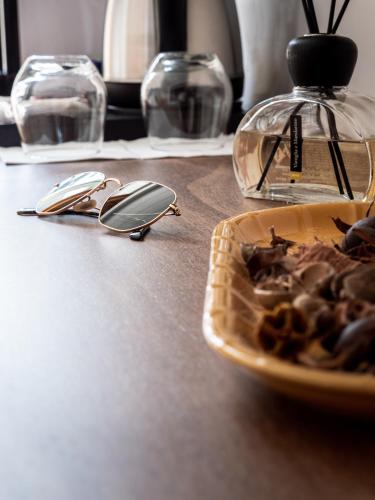 a pair of glasses and a plate of food on a table at Terra Mia in Piazza in Pompei