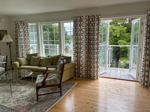 a living room with a couch and a table at Haus mit lichtdurchflutetem Wohnbereich auf einer kleinen Insel in Strömstad