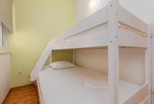 Posteľ alebo postele v izbe v ubytovaní Apartments by the sea Podaca, Makarska - 13189