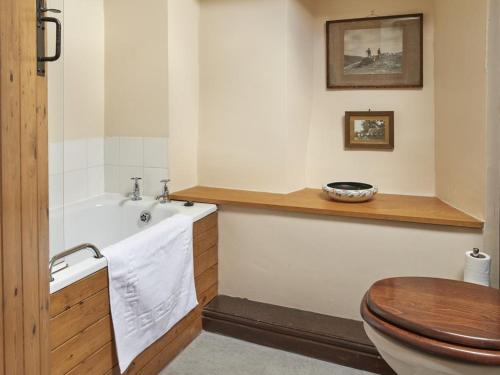 y baño con aseo y bañera. en 2 Bed in High Lorton SZ136 en Lorton