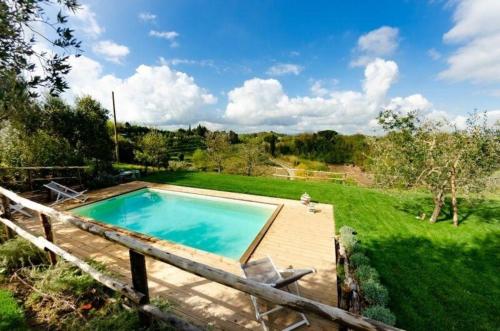 una piscina en medio de un patio en Ferienhaus mit Privatpool für 4 Personen ca 55 qm in Aiale, Toskana Provinz Pisa, en Lari