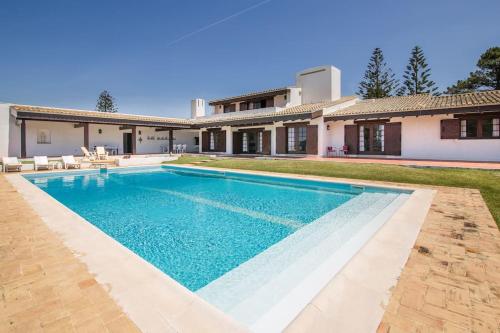una piscina frente a una casa en Grande propriedade exclusiva na praia 10' do Porto - Casa das Marinhas en Vila Nova de Gaia