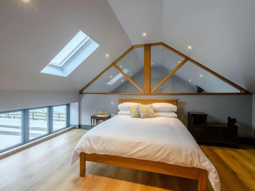 sypialnia z dużym łóżkiem i oknem dachowym w obiekcie 1 Bed in Little Gransden 81056 w mieście Little Grandsen