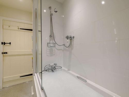 y baño con ducha y puerta de cristal. en 2 Bed in Tideswell 81534, en Tideswell