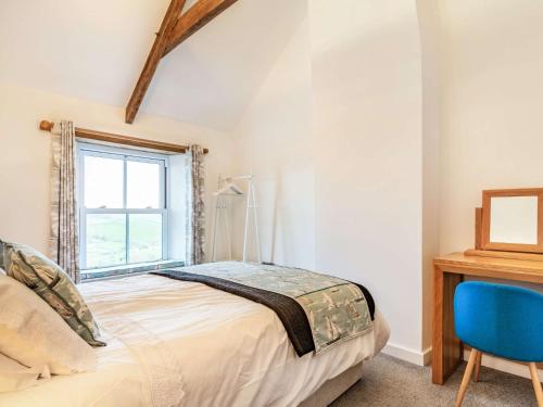 um quarto com uma cama, uma secretária e uma janela em 2 Bed in Fowey 86873 em Saint Veep