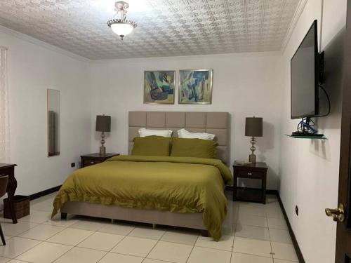 Кровать или кровати в номере Luxury House near to Juan Sant. Airport, Alajuela.