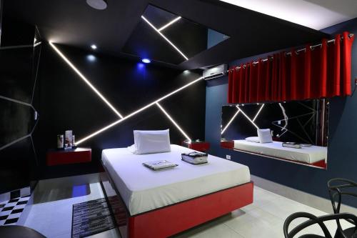 two beds in a room with red and blue walls at Cassino Motel 3 in Santo André