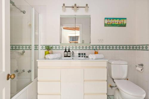 Kamar mandi di Heritage Charm in Manly's Sun-Drenched Paradise