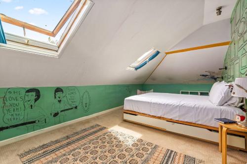 Tempat tidur dalam kamar di Heritage Charm in Manly's Sun-Drenched Paradise