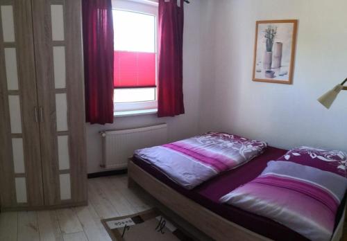 ein kleines Schlafzimmer mit einem Bett und einem Fenster in der Unterkunft Ferienhaus für 4 Personen ca 70 m in Bergen auf Rügen, Ostseeküste Deutschland Rügen in Bergen auf Rügen