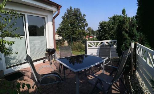 einen Tisch und Stühle auf einer Terrasse in der Unterkunft Ferienhaus für 4 Personen ca 70 m in Bergen auf Rügen, Ostseeküste Deutschland Rügen in Bergen auf Rügen