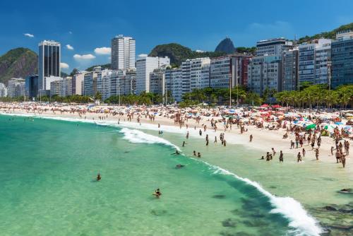 eine Gruppe von Menschen am Strand im Wasser in der Unterkunft CabanaCopa Hostel in Rio de Janeiro