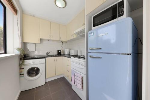 Una cocina o zona de cocina en Retro Rose St Kilda Mansions
