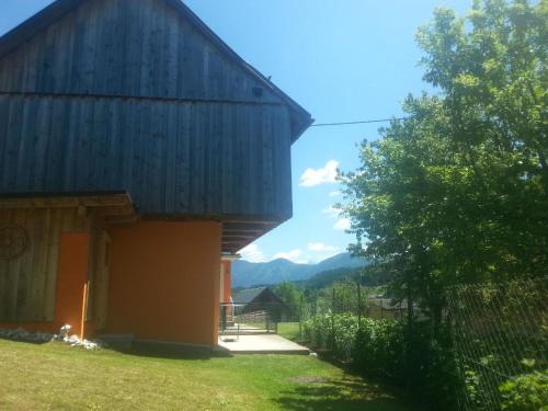 um grande celeiro com vista para as montanhas em Modernes Ferienhaus in bergiger Lage nahe Kärntner Seelandschaft 