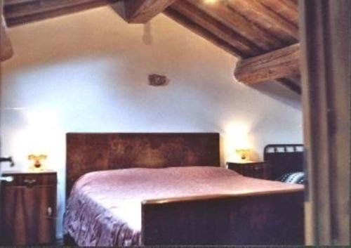 Llit o llits en una habitació de Ferienwohnung in Bibbiena mit Garten, gemeinsamem Pool und Grill