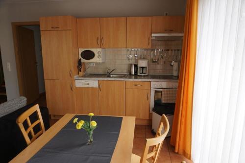 Kuchyň nebo kuchyňský kout v ubytování Maisonettenwohnung mit Wendeltreppe zu den Schlafzimmern mit Seeblick