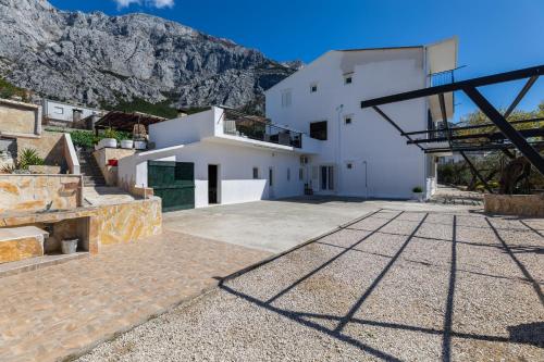 Apartments with parking space Makarska - 21823