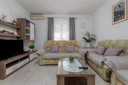 Apartments with parking space Makarska - 21823
