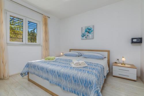 Apartments with parking space Makarska - 21823