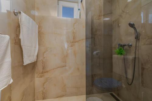 Apartments with parking space Makarska - 21823