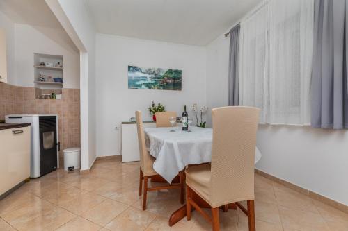 Apartments with parking space Makarska - 21823