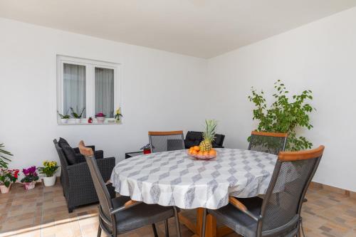 Apartments with parking space Makarska - 21823