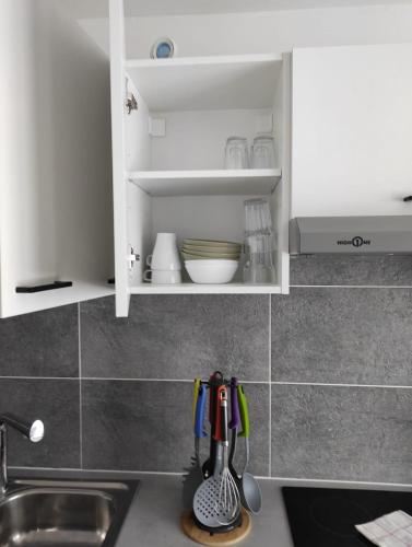 Η κουζίνα ή μικρή κουζίνα στο Studio tout confort avec cuisine & wifi smart tv, 5 min de Douai