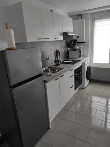 Η κουζίνα ή μικρή κουζίνα στο Studio tout confort avec cuisine & wifi smart tv, 5 min de Douai