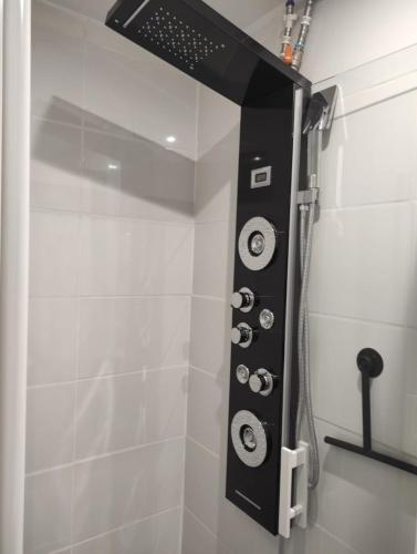 Ένα μπάνιο στο Studio tout confort avec cuisine & wifi smart tv, 5 min de Douai