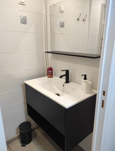 Ένα μπάνιο στο Studio tout confort avec cuisine & wifi smart tv, 5 min de Douai