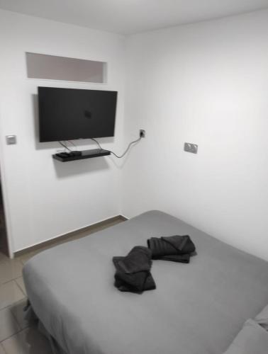 Ένα ή περισσότερα κρεβάτια σε δωμάτιο στο Studio tout confort avec cuisine & wifi smart tv, 5 min de Douai
