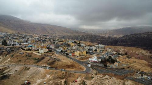 Vue aérienne d'une ville sur une montagne dans l'établissement Nabatean NIghts Home Stay, à Wadi Musa