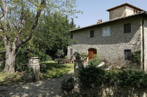 uma velha casa de pedra com uma mesa de piquenique em frente em Casa Fallocchio - b56562 em San Casciano in Val di Pesa