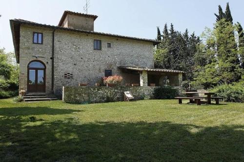uma grande casa de pedra com uma mesa de piquenique no quintal em Casa Fallocchio - b56562 em San Casciano in Val di Pesa