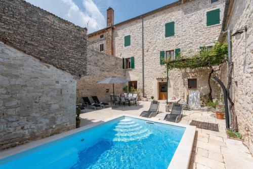 a courtyard with a swimming pool in a building at Charmantes Ferienhaus in Svetvinčenat mit Privatem Pool in Svetvinčenat