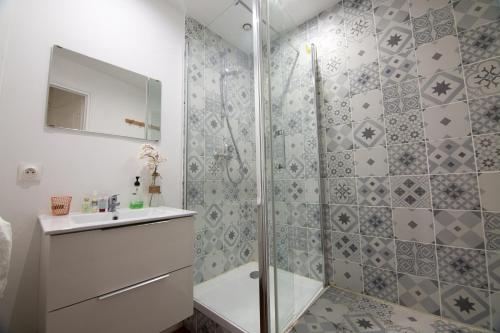 a bathroom with a shower and a sink at T2 - centre historique de Toulon in Toulon