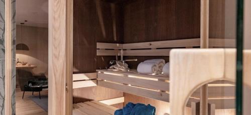 雷根的住宿－Exklusive Ferienwohnung mit eigener Sauna - b53580，一间设有木墙的客房和一间带架子的厨房