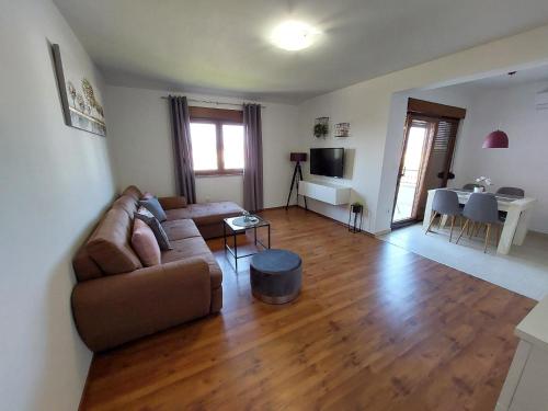 sala de estar con sofá y mesa en Tolle Wohnung in Barbat mit Möbliertem Balkon, en Barbat na Rabu