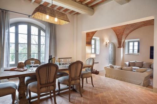 uma sala de jantar e sala de estar com mesa e cadeiras em Ferienwohnung für 4 Personen ca 120 qm in Montaione, Toskana Provinz Florenz - b60298 em Castelfalfi