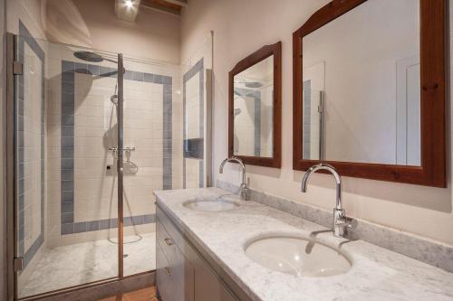 uma casa de banho com 2 lavatórios e um chuveiro em Ferienwohnung für 4 Personen ca 120 qm in Montaione, Toskana Provinz Florenz - b60298 em Castelfalfi