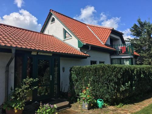 una casa con techo de baldosa de color naranja en Gästezimmer mit Terrasse, en Zehdenick