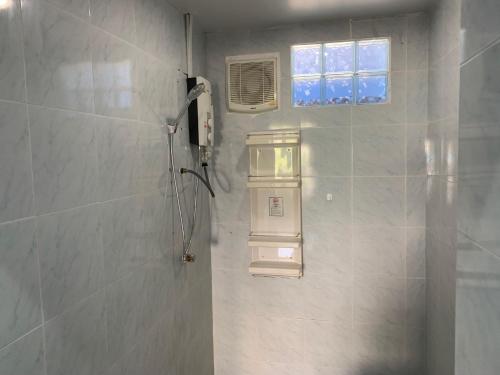 ein Bad mit einer Klimaanlage und einem Fenster in der Unterkunft Fullmoon Jomtien Guest house in Jomtien Beach