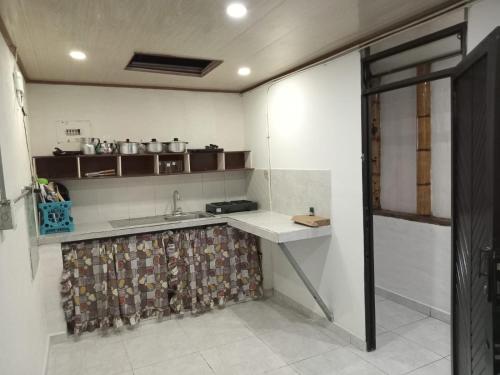 eine Küche mit einer Spüle und einer Arbeitsplatte in der Unterkunft APARTA ESTUDIO DONDE ANITA in Salento