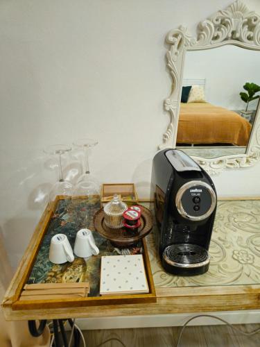 mesa de centro con tostadora y espejo en The Bohemian Connection, scaun masaj, ceai, cafea, apa filtru, apartament central, regim hotel en Craiova
